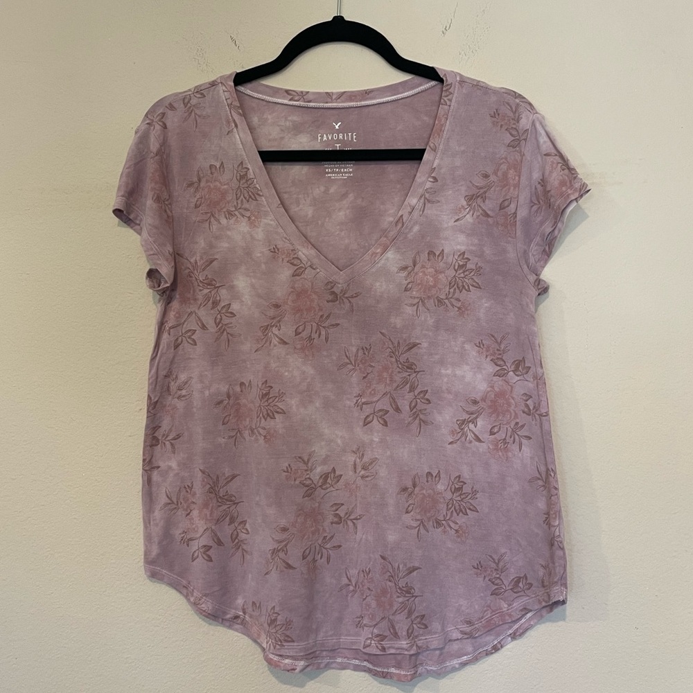 CLOSING SALE! American Eagle Outfitters T-shirt Rose Flowers, XS